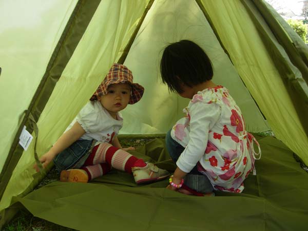 256 Luca & Ohca in tent